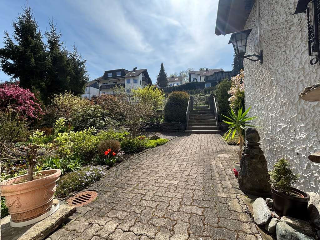 Immobilie in Balve - Haus in Balve mit viel Raum und Gestaltungsmöglichkeiten - Bild 2