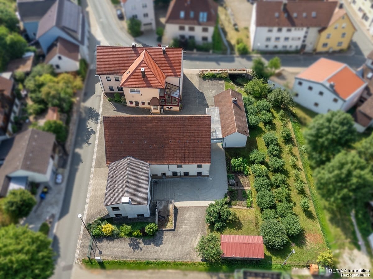 Immobilie in Wilhelmsdorf - Viel Platz zum Wohnen und Arbeiten - Bild 1