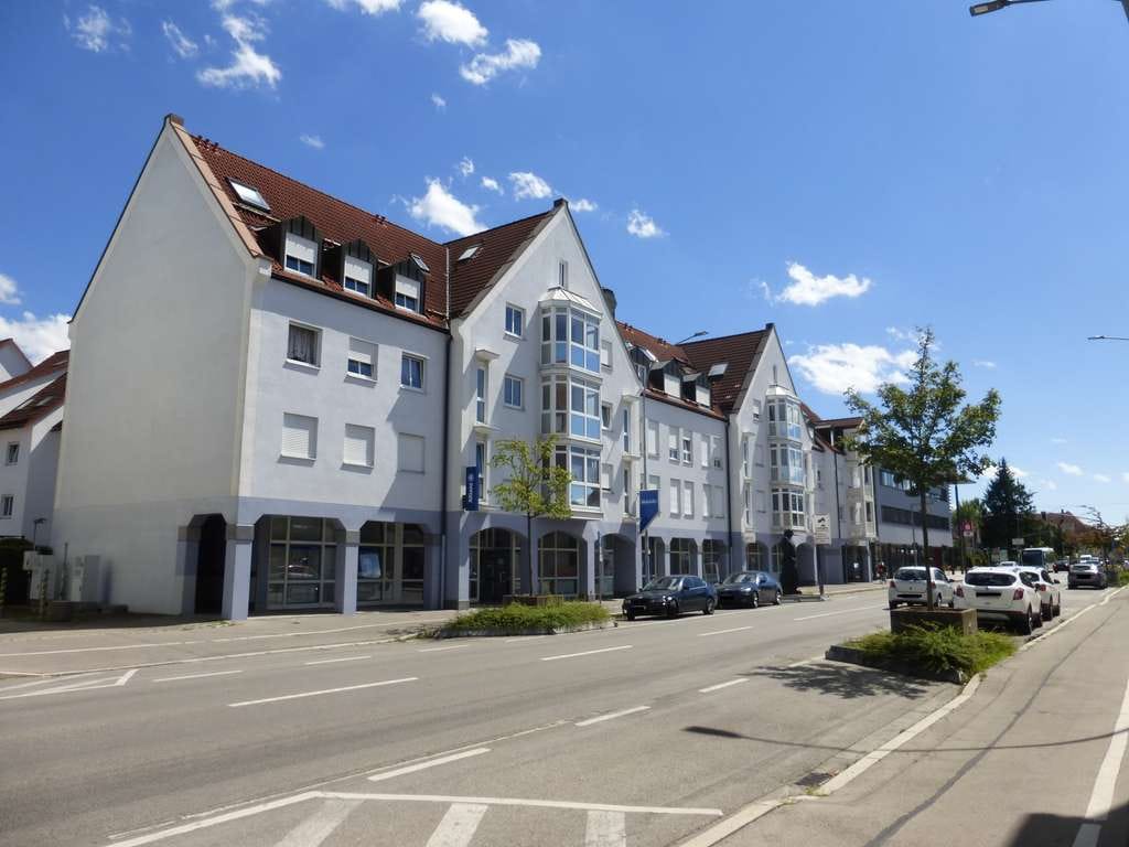 Immobilie in Königsbrunn - MITTEN IM ZENTRUM - GEMÜTLICHES APARTMENT MIT BALKON, EINBAUKÜCHE UND EINBAUSCHRANK - SOFORT FREI - Bild 1