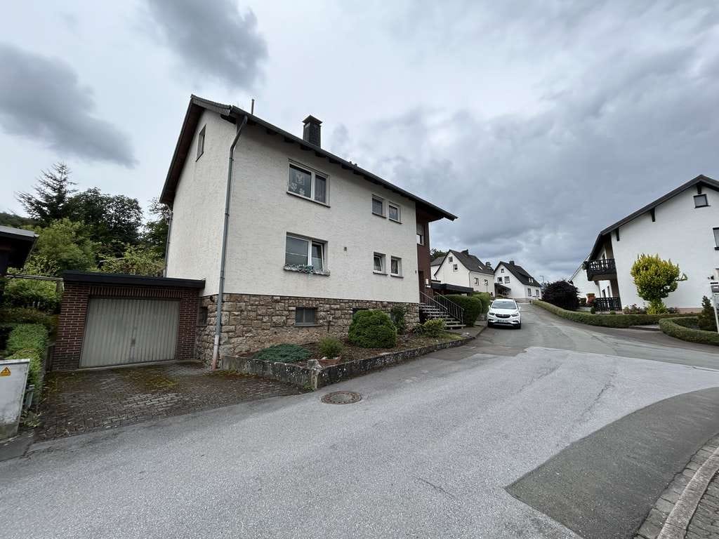 Immobilie in Marsberg - Vollvermietetes Zweifamilienhaus in Beringhausen - Bild 0