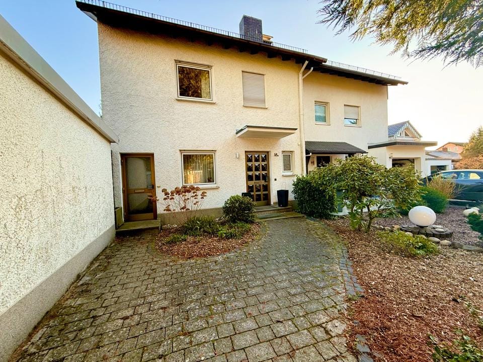 Immobilie in Niedernhausen - TRAUMHAUS IM LEERSTAND! GROßZÜGIGE DOPPELHAUSHÄLFTE AUF GROßEM GRUNDSTÜCK! EINZUG SOFORT MÖGLICH! - Bild 0