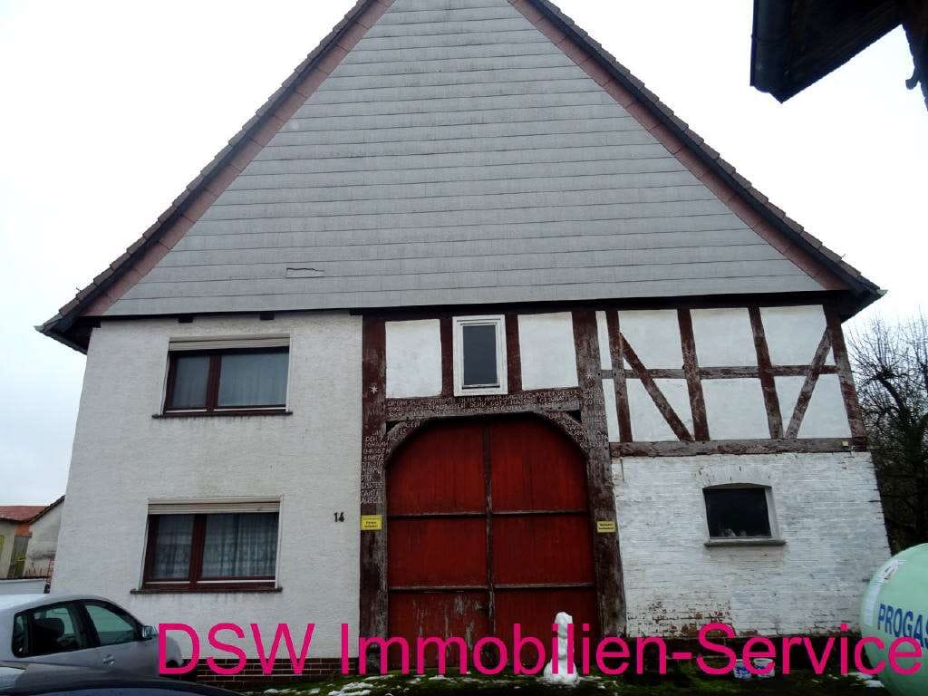 Immobilie in Trendelburg - Wohnhaus mit Garagen und großer Grünfläche! - Bild 1