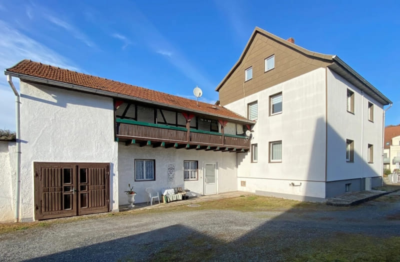 Immobilie in Meiningen - UNTERMASSFELD: 1 Einfamilienhaus + 2 Wohnungen + 1 Bauplatz zum VERKAUF - Bild 2