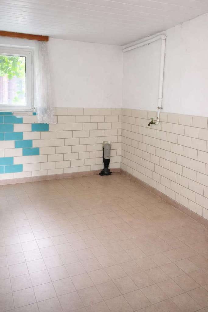 Immobilie in Bergen auf Rügen - Sanierungsbedürftiges Haus mit Potenzialgrundstück unweit des Marktplatz - Bild 2