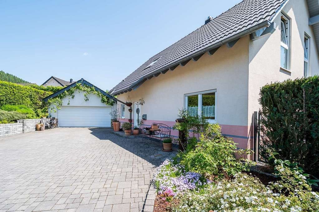 Immobilie in Oberstadtfeld - Freistehendes Einfamilienhaus in Oberstadtfeld I BJ 2005 I 5 Schlafzimmer I Doppelgarage - Bild 1