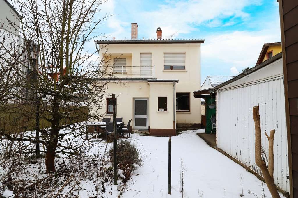 Immobilie in Sandhausen - Einfamilienhaus in Sandhausen mit großem Grundstück, Garage & Nebengebäude - Bild 0