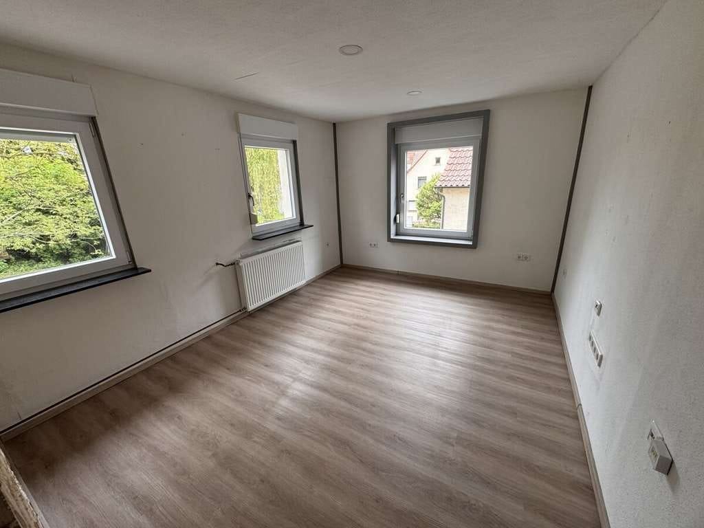 Immobilie in Langenbrettach - Brettach - Gemütliches Einfamilienhaus mit großer Scheune/Werkstatt - zentrale Wohnlage - Bild 3