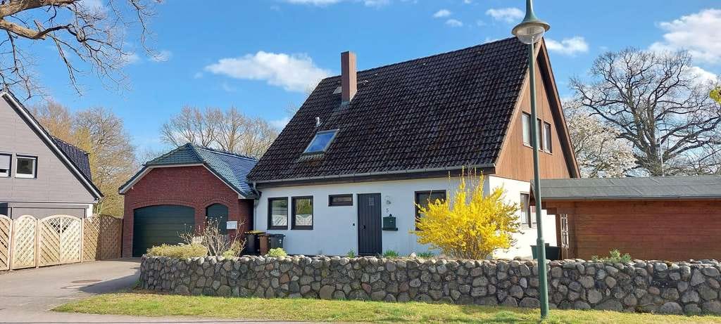 Immobilie in Borstel-Hohenraden - Familienoase mit weitem Blick ins Grüne - Bild 0