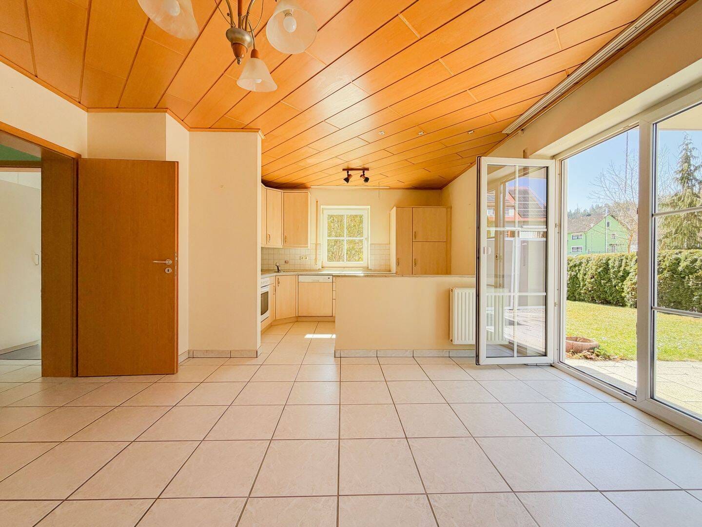 Immobilie in Ensdorf - Gepflegte 2-Zimmer-Wohnung mit sonniger Terrasse und Carport in idyllischer Lage! - Bild 1