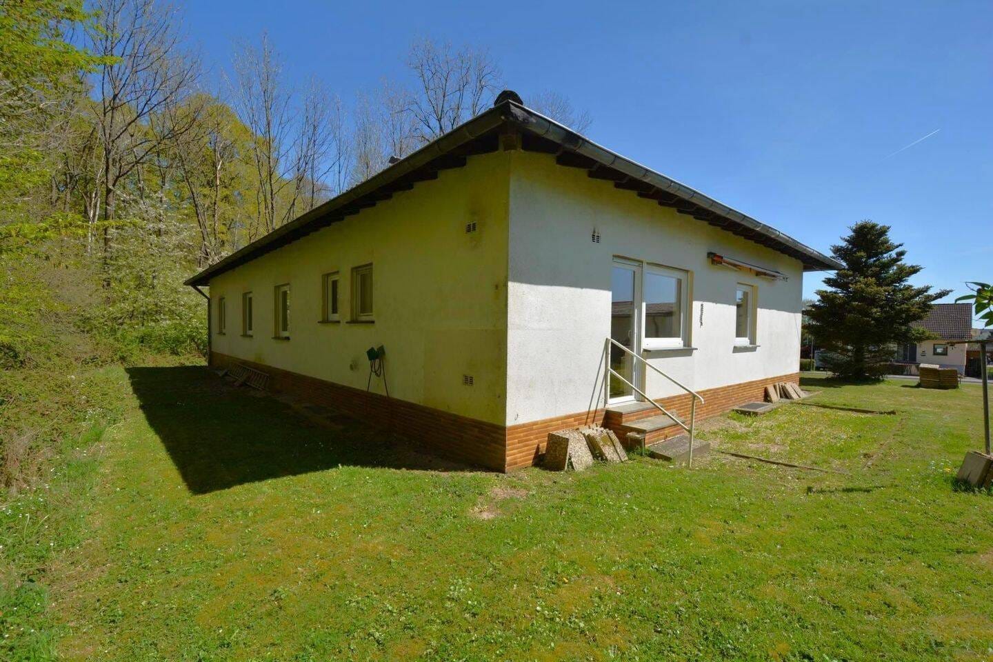 Immobilie in Feusdorf - Ruhig gelegener, geräumiger Bungalow mit Souterrain und Doppelgarage in Feusdorf - Bild 2