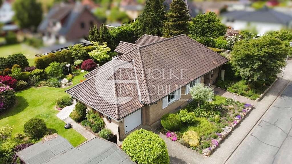 Immobilie in Ebstorf - Wohnen wie im eigenen Park – Exklusiver Bungalow mit traumhafter Gartenanlage in Ebstorf - Bild 2