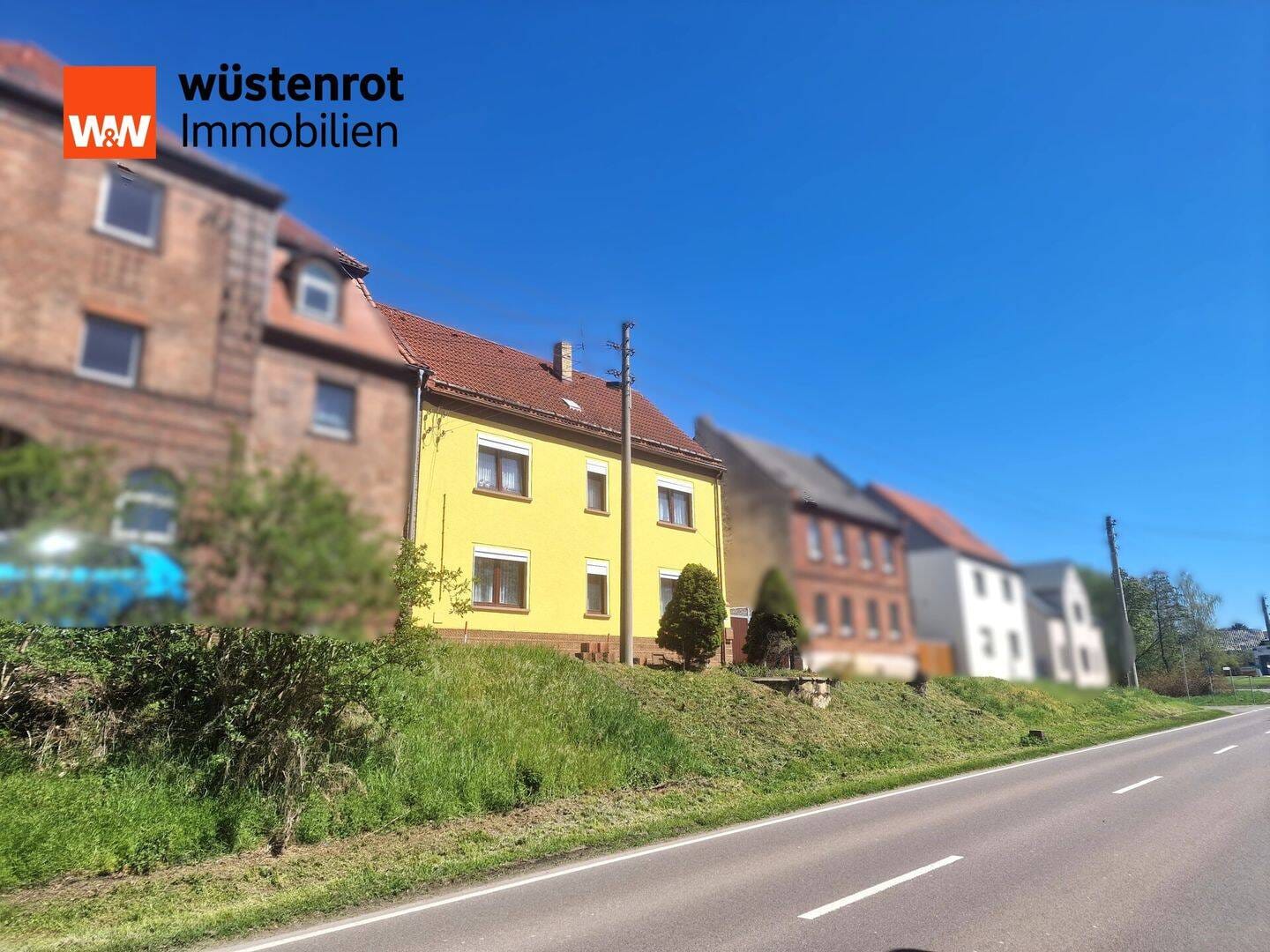 Immobilie in Hohenmölsen - Hohenmölsen- großzügiges Wohnen mit 2 Garagen, viel Platz für Hobbys - Bild 0