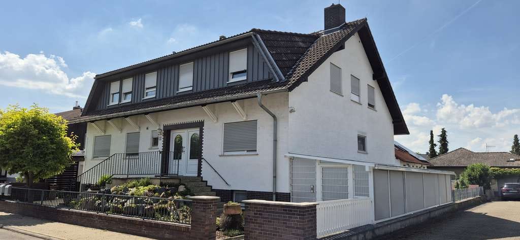 Immobilie in Stockstadt - Wohnhaus mit 3 geräumigen Wohnungen, großem Garten und Garagen - Bild 0