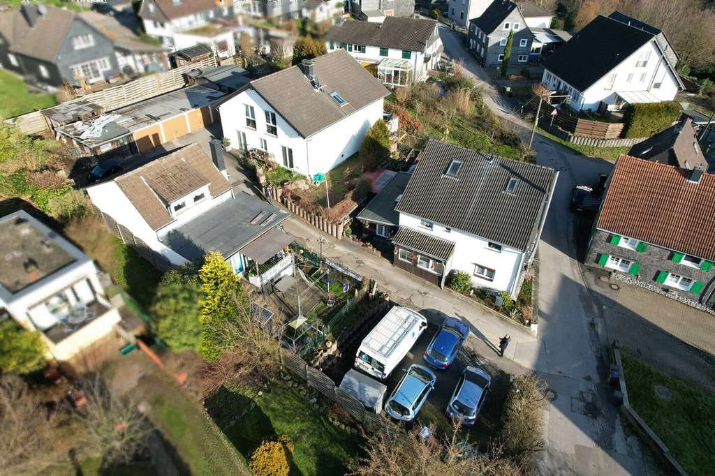 Immobilie in Burscheid - Vermietetes Gebäudeensemble mit 5 Wohneinheiten und 4 Garagen in idyllischer Randlage von Burscheid - Bild 2