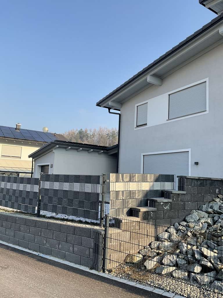 Immobilie in Aidenbach - PASSAU, Aidenbach: Doppelhaushälfte mit Garage, Terrasse und Garten! IHR LEBENS(T)RAUM! NEU, GEHOBEN, EXKLUSIV. *** - Bild 1