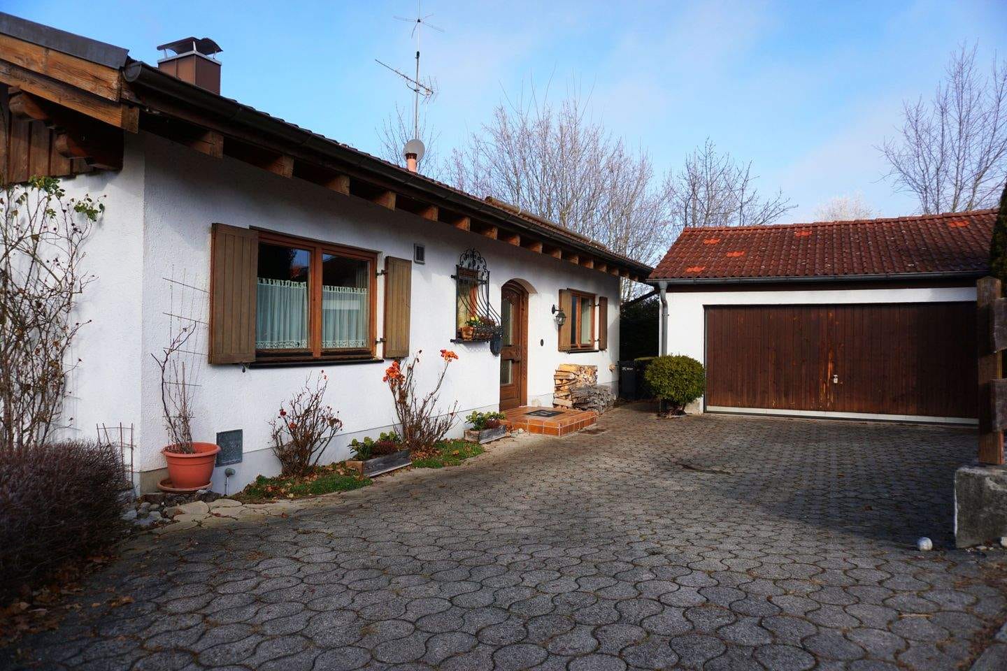 Immobilie in Schondorf am Ammersee - Einfamilienhaus mit großem Hanggrundstück – nur wenige Minuten zum Ammersee - Bild 0