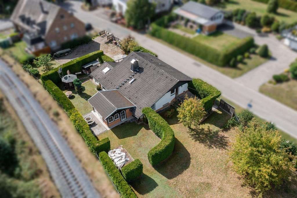 Immobilie in Unzenberg - Besonderer Bungalow mit ansprechender Architektur auf weitläufigem Grundstück - Bild 2