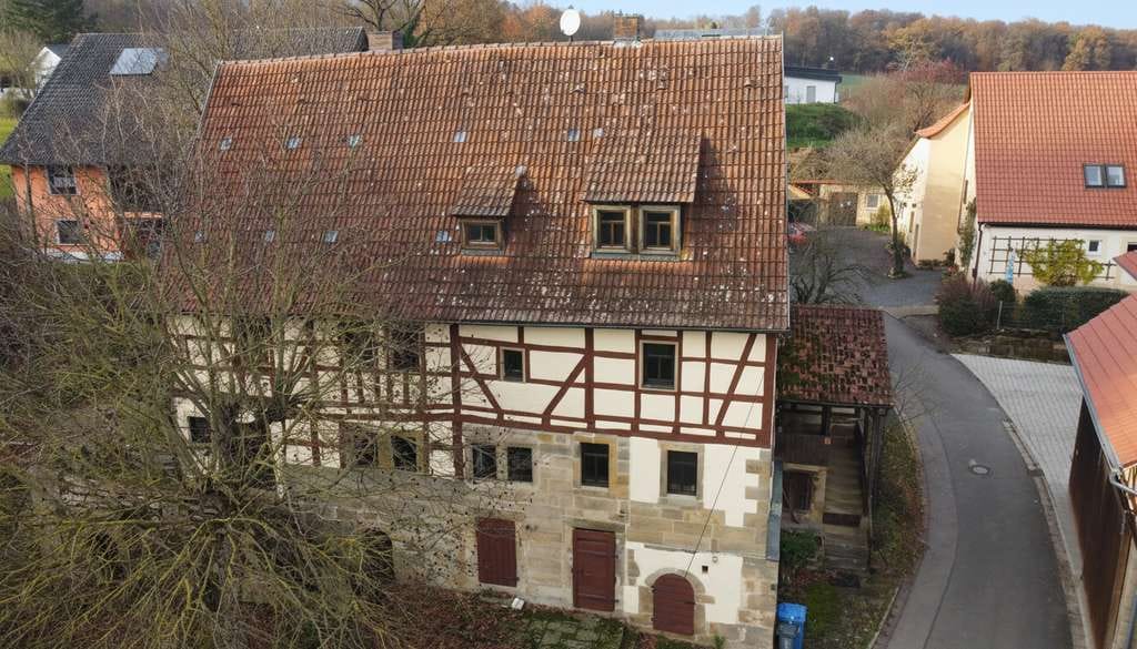 Immobilie in Rentweinsdorf - Seltene Gelegenheit: Denkmalgeschütztes Fachwerkhaus mit Charme - Bild 1