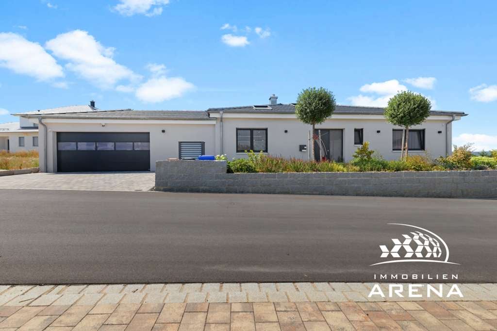 Immobilie in Möttingen - Neuwertig. Exklusiv. Einzigartig. Bungalow aus 2023 mit Außenpool, Bdhgz., EBK, PV-Anlage, Garage. - Bild 2
