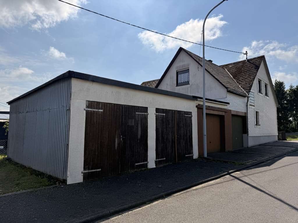 Immobilie in Langenhahn - Großzügiges Einfamilienhaus mit zwei Garagen, Schuppen und attraktivem Grundstück! - Bild 3