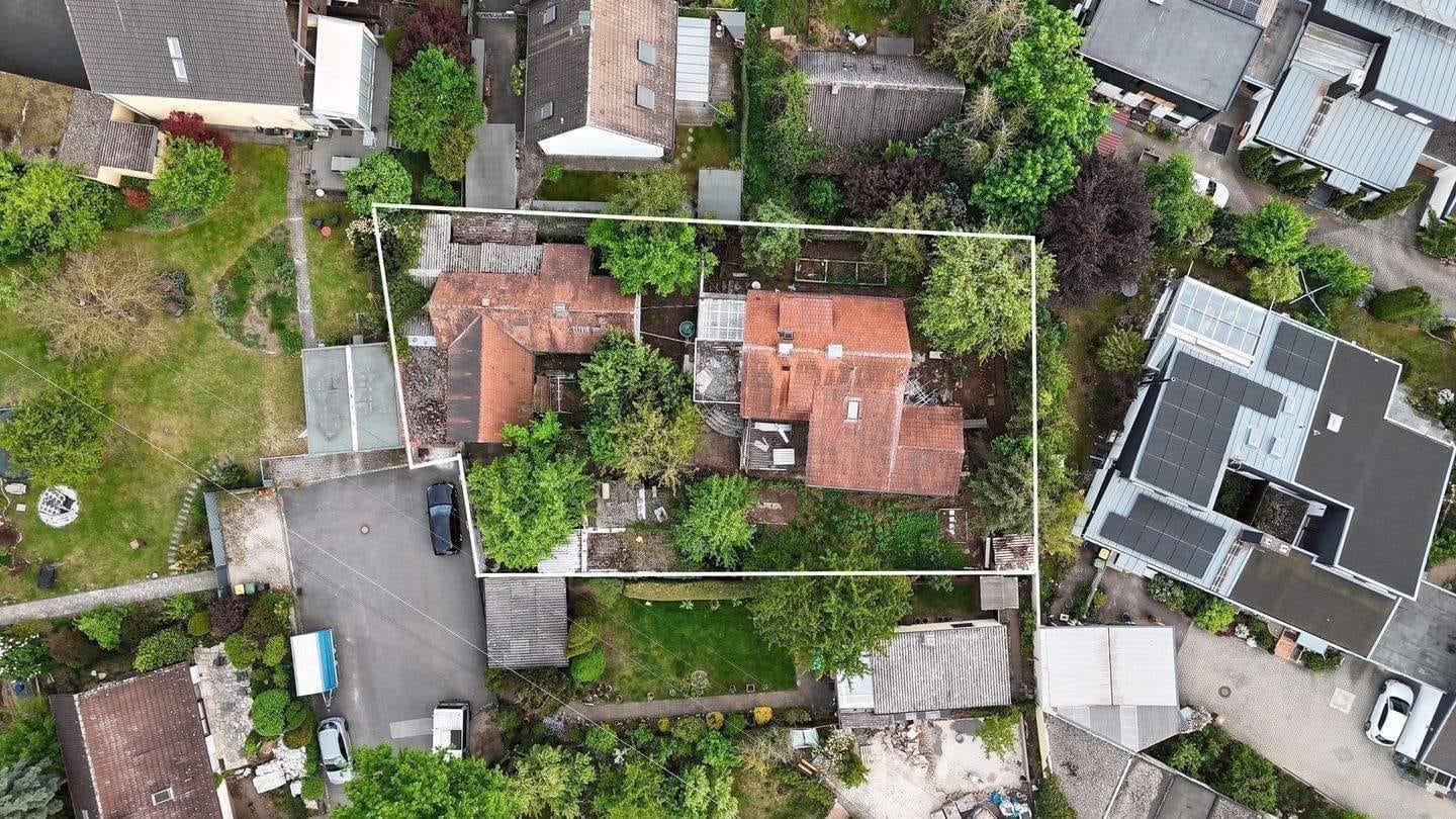 Immobilie in Oberasbach - Renovierungsbedürftiges Wohnhaus in sehr guter Lage von Oberasbach - Geplant : Teilverkauf hinteres Grundstück  - Bild 1