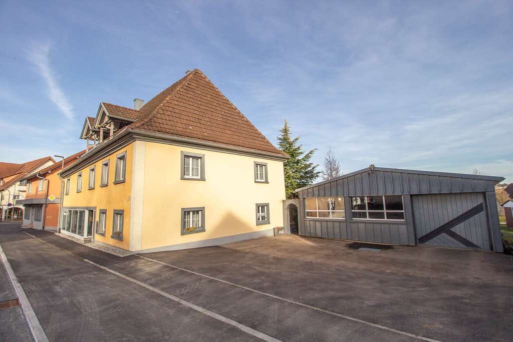 Immobilie in Ostrach - Zentrales Stadthaus mit einzigartigem Grundstück und Gewerbehalle - Bild 4