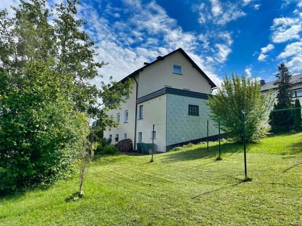 Immobilie in Geroldsgrün - Zweifamilienhaus auf großem Grundstück in Geroldsgrün - Bild 1