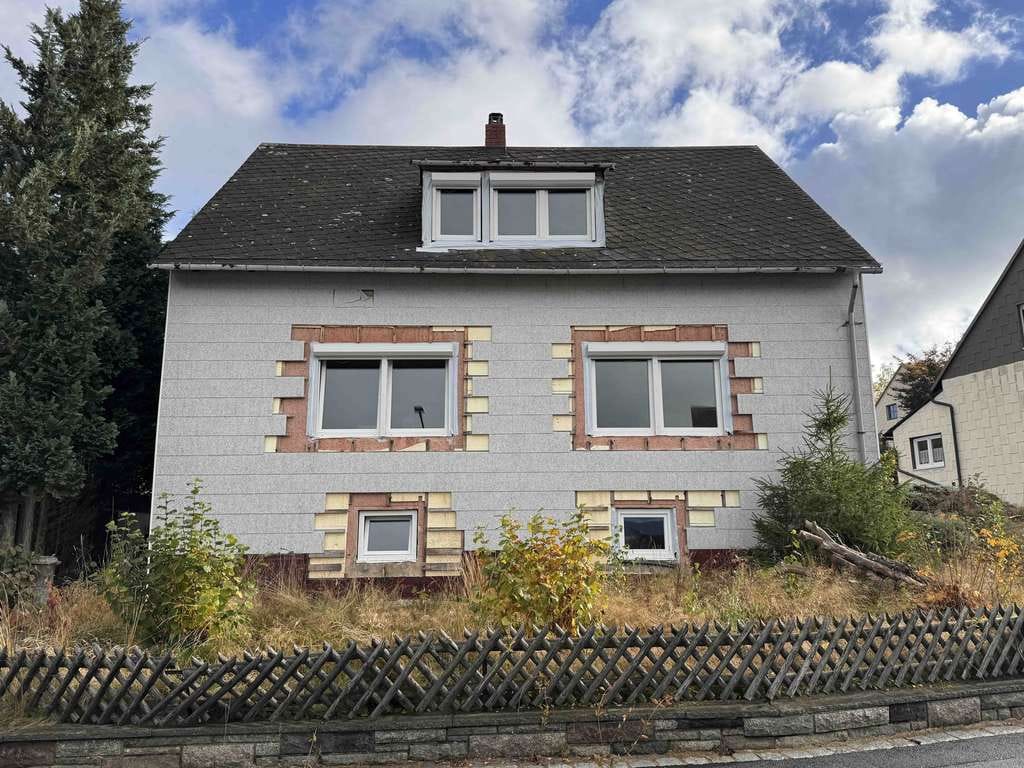 Immobilie in Kirchenlamitz - Sauber entkerntes Einfamilienhaus - bereit für den Ausbau - Bild 0