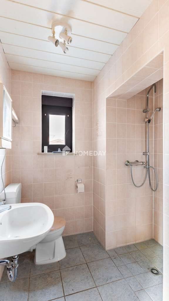 Immobilie in Nittenau - Mehrfamilienhaus mit großem Grundstück und Entwicklungsspielraum – 4 Einheiten, Balkon & Terrasse - Bild 2