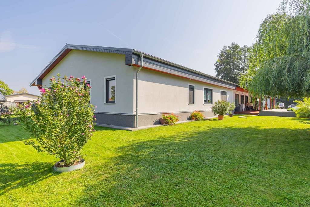 Immobilie in Falkenberg - Mit Einbauküchen, Fußbodenheizung, Photovoltaik, Pool, Garagen: Moderner Bungalow in Falkenberg - Bild 2
