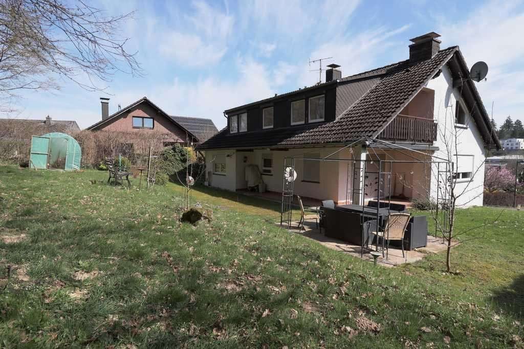 Immobilie in Daun - In Daun, freistehendes Zweifamilienhaus mit Doppelgarage und groβem Grundstück. - Bild 1