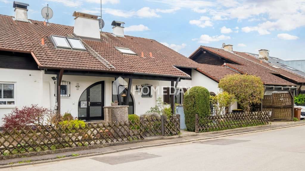 Immobilie in Adelzhausen - Großzügige DHH in ruhiger Hanglage mit Gartenidylle, Terrassen und vielseitig nutzbarem Souterrain - Bild 0