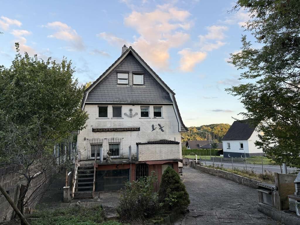 Immobilie in Helmenzen - Viel Haus für’s Geld - Großzügiges Wohnhaus mit Garage, Brunnen & Potenzial - Bild 3