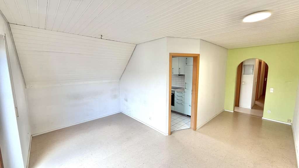 Immobilie in Remseck am Neckar - Dachgeschosswohnung mit Einbauküche und Badewanne
 - Bild 2