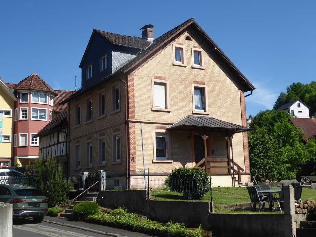 Immobilie in Heigenbrücken - Freistehendes 3 Fam. Wohnhaus mit Nebengebäude - Bild 2
