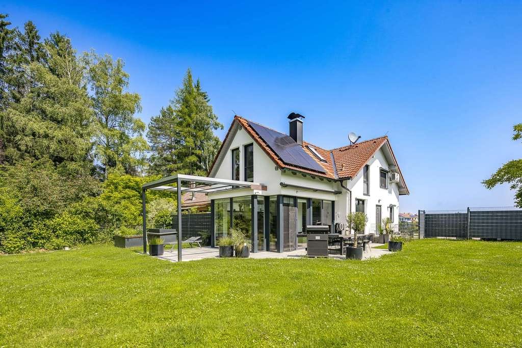 Immobilie in Seeshaupt - Leben am See: Großzügiges Ein-/Zweifamilienhaus am Rande des Naturschutzgebiets - Bild 1