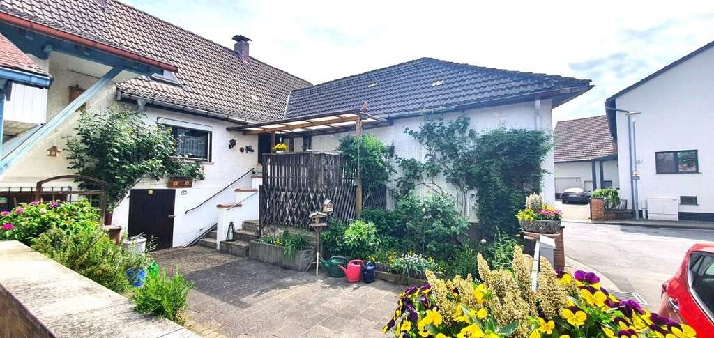 Immobilie in Langenselbold - Von außen klein, innen ein echtes Raumwunder!
Familienhaus mit Herz und Potenzial - Bild 0
