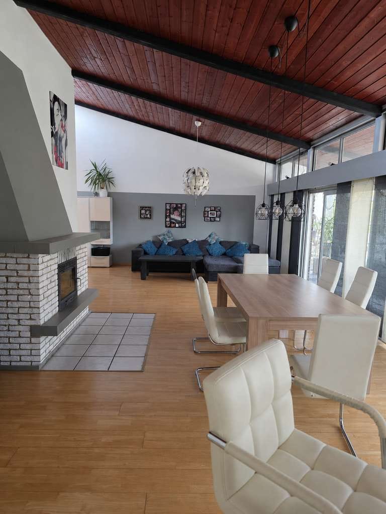 Immobilie in Suthfeld - Lichtdurchflutetes Haus mit großer Terrasse, familienfreundlichem Garten und separatem Wohnbereich - Bild 3