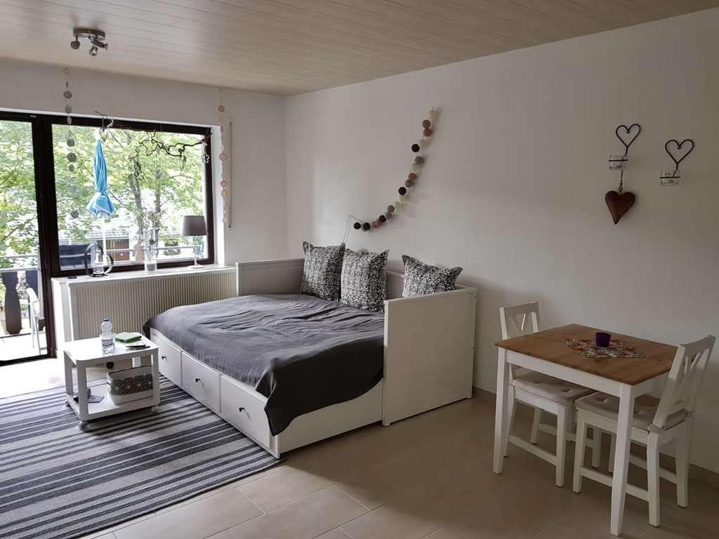 Immobilie in Winterberg - Elkeringhausen: Ferienwohnung mit Balkon, Stellplatz und Nähe zum Skigebiet Winterberg - Bild 0