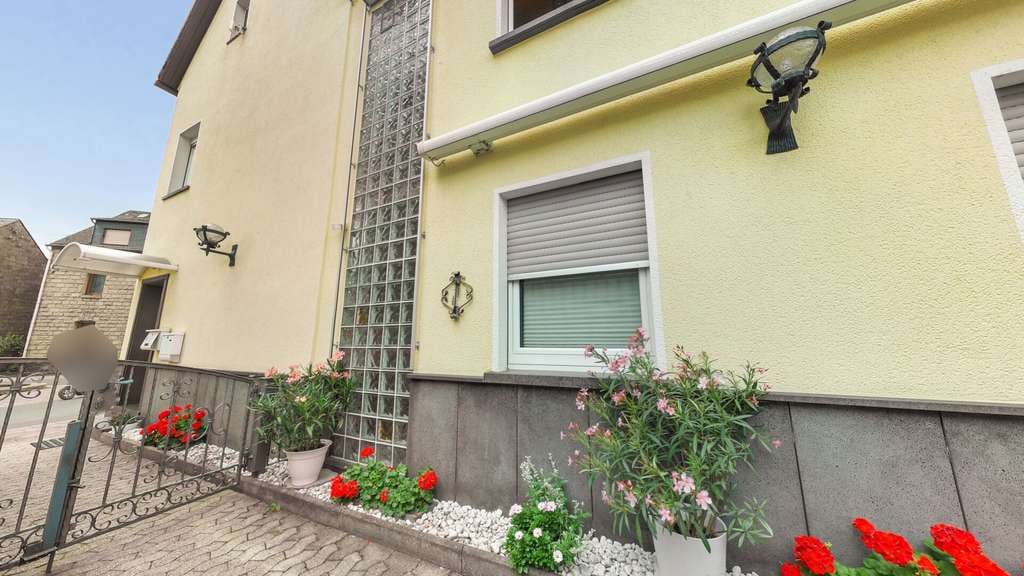 Immobilie in Ettringen - Gepflegtes Zweifamilienhaus mit viel Platz und vielseitigen Nutzungsmöglichkeiten in Ettringen - Bild 1