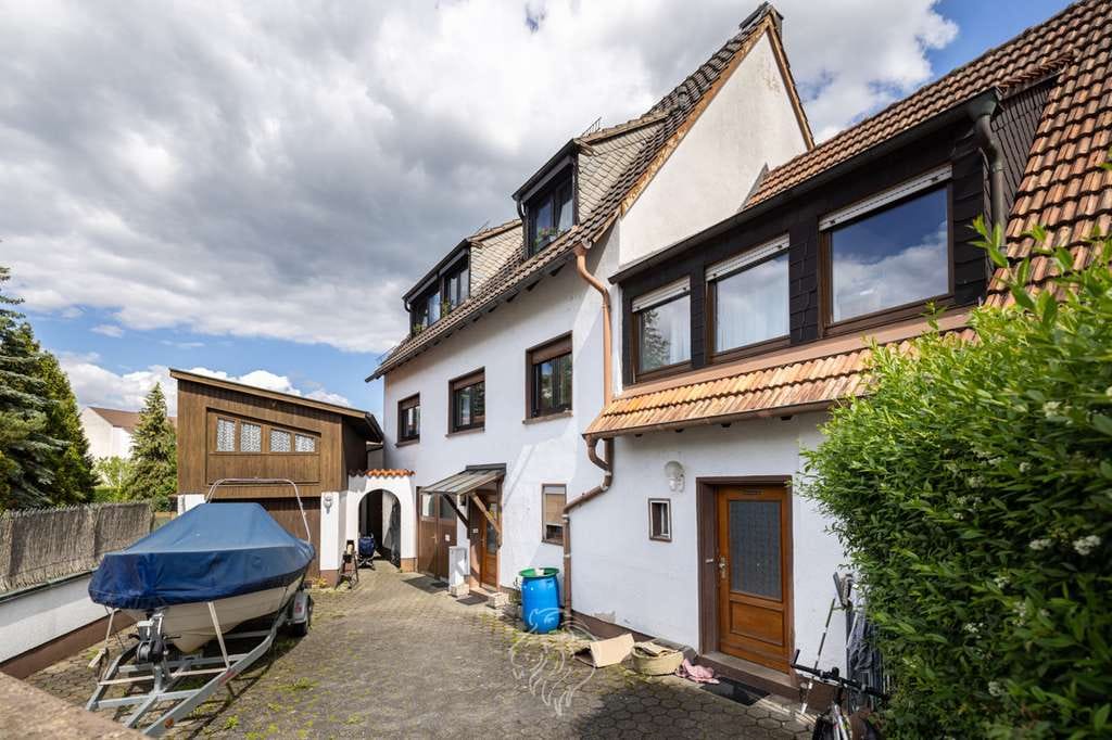 Immobilie in Würzburg - Charmantes Mehrfamilienhaus in Würzburg-Versbach: Attraktive Kapitalanlage und Eigenheim - Bild 1