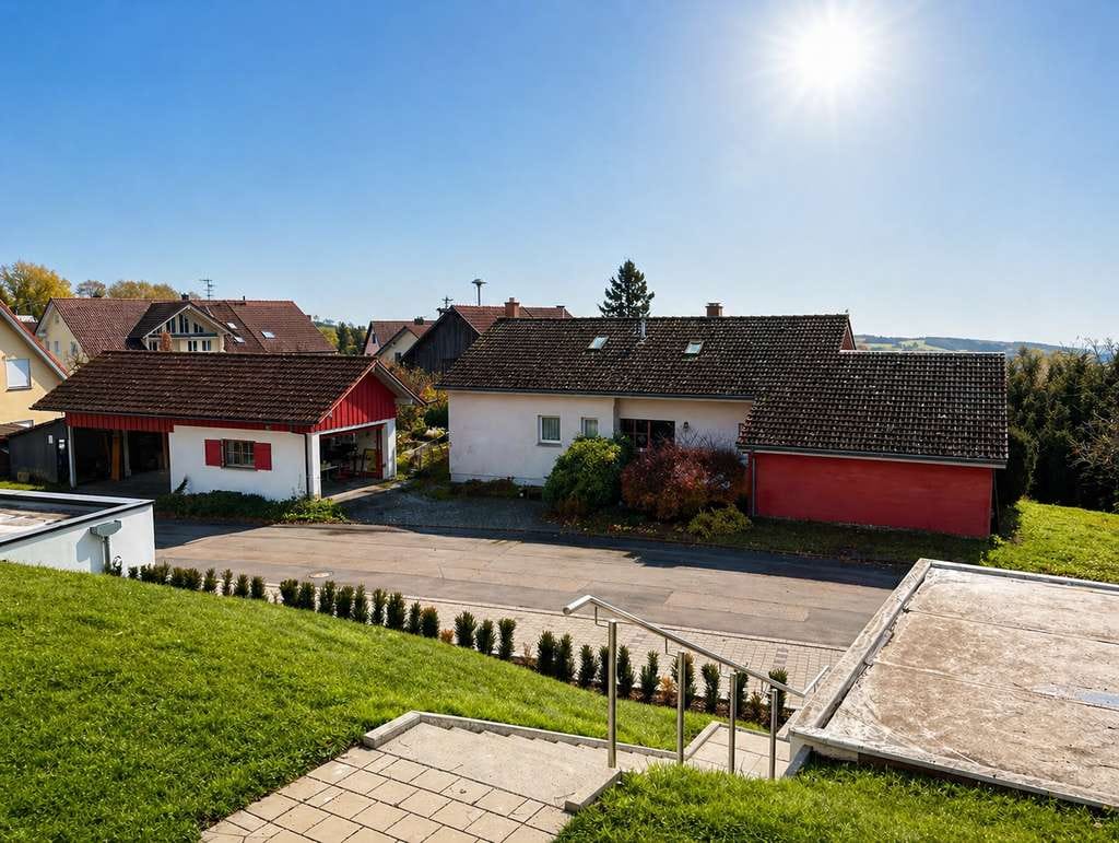Immobilie in Wasserburg (Bodensee) - Solides Wohnhaus mit Einliegerwohnung, großem Grundstück und Modernisierungschance - Bild 0