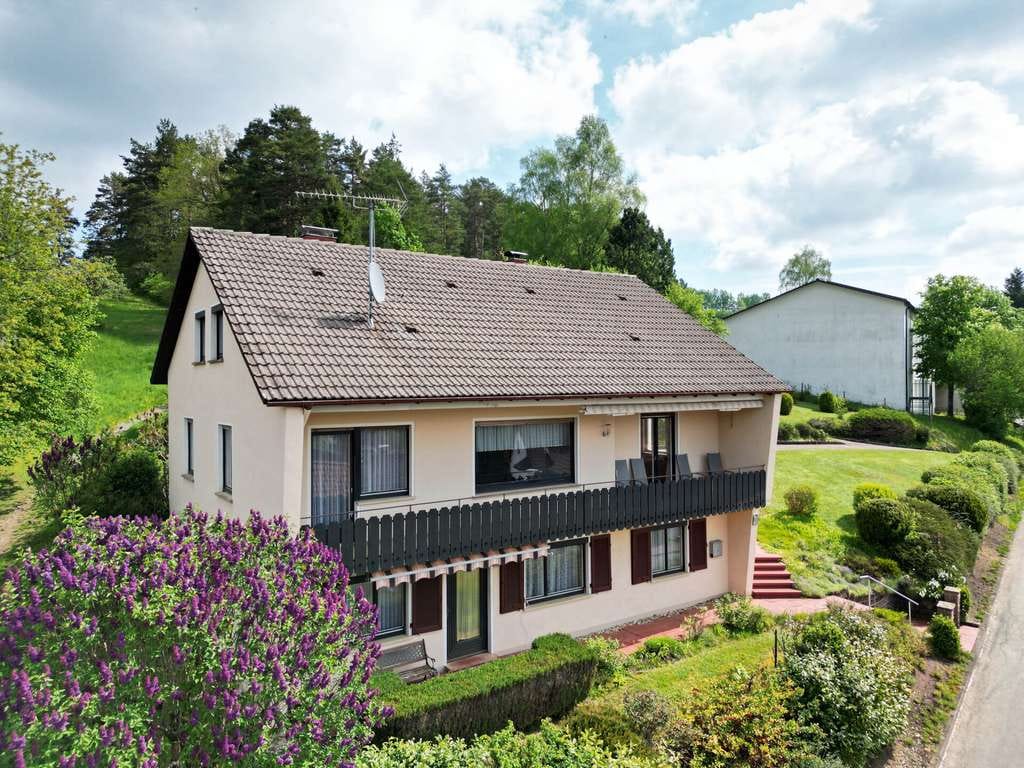 Immobilie in Dornstetten - Familienglück. 7 Zimmer auf 133 qm.
Einliegerwohnung. Tolle Gartenoase. 
Zwei Garagen. TOP-Preis. - Bild 0