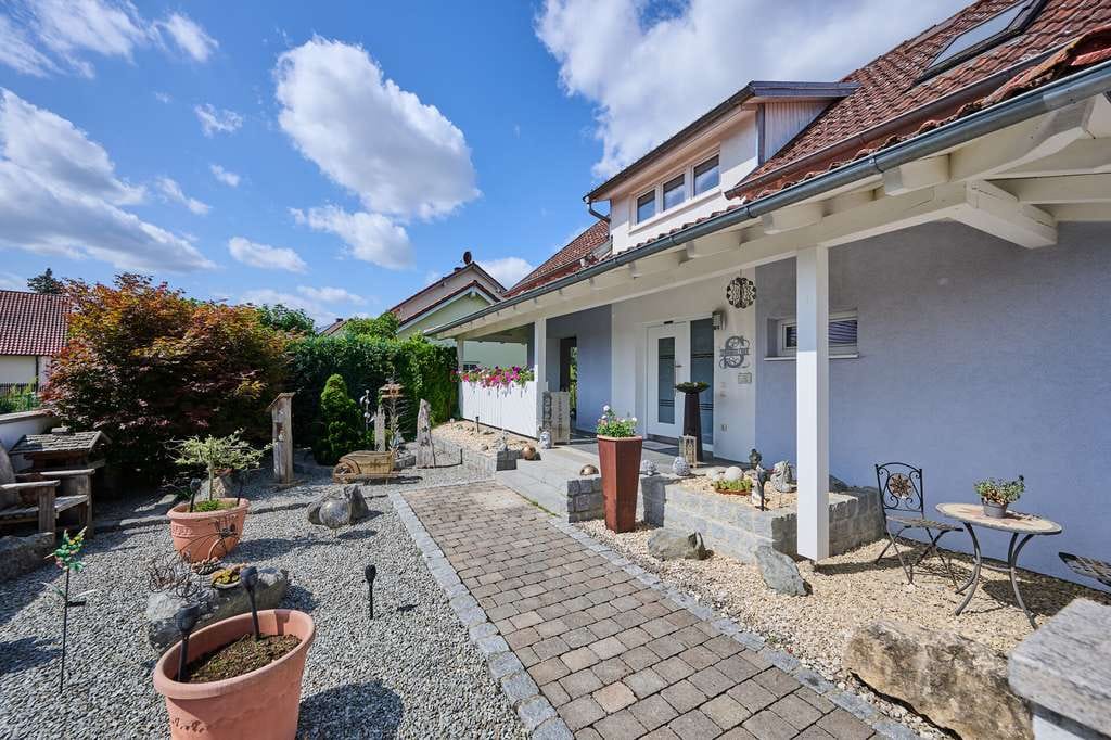 Immobilie in Salching - Großzügiges Ein-Zweifamilienhaus mit kernsaniertem Erdgeschoss und vielseitigem Nutzungspotenzial - Bild 2