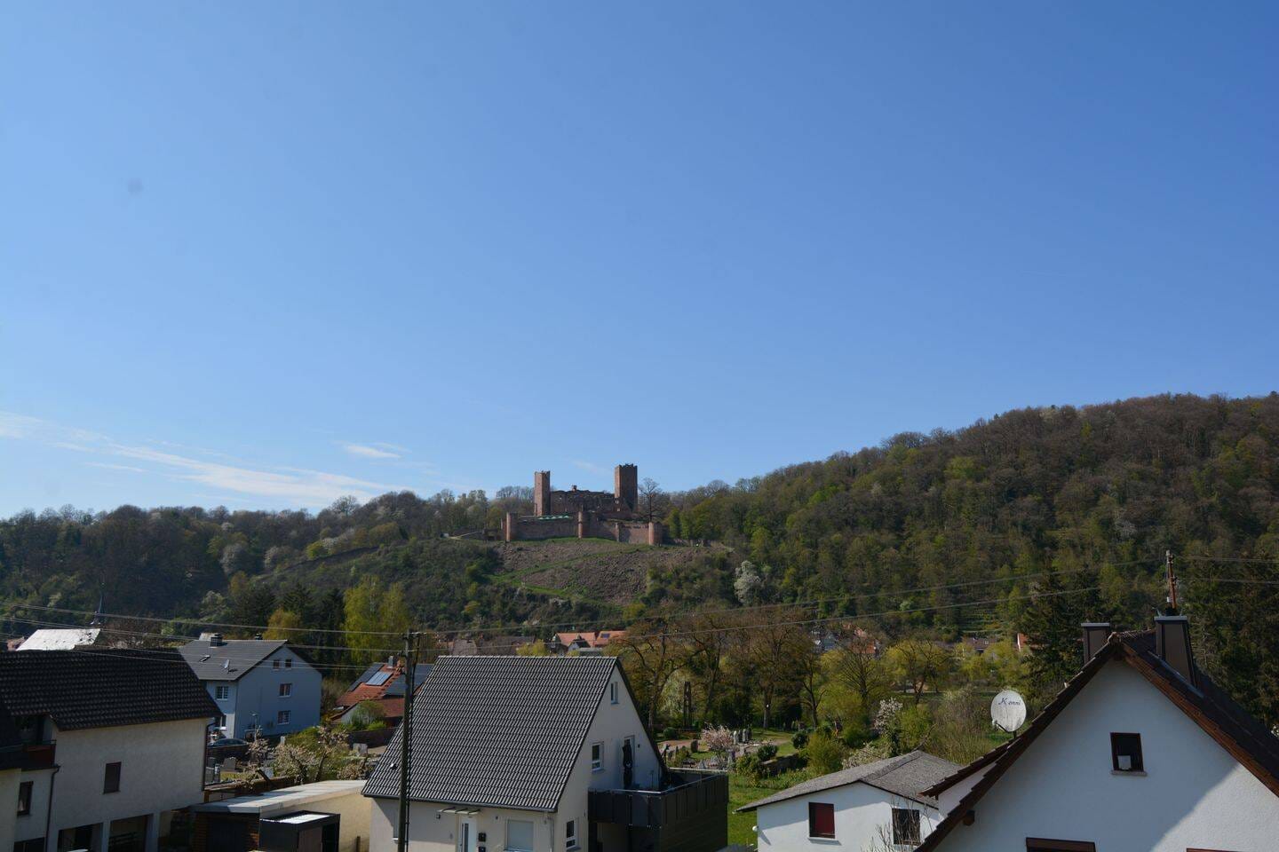 Immobilie in Wertheim - Geräumiges Mehrfamilienhaus mit Balkon und Garten in Mondfeld - Bild 4