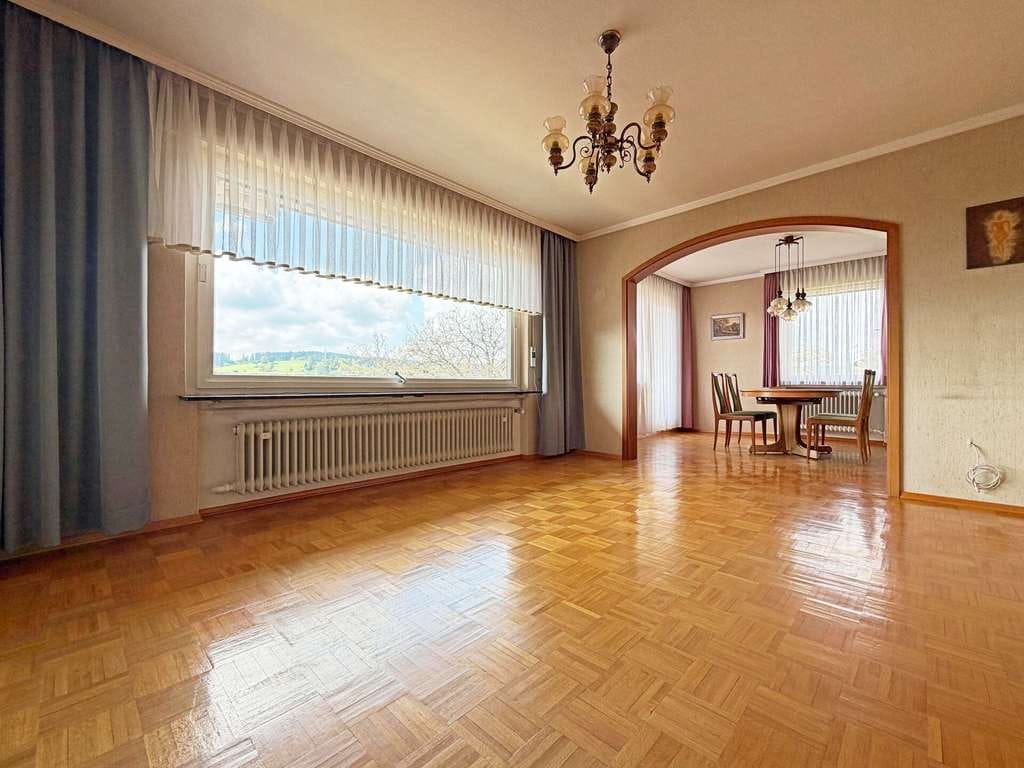 Immobilie in Dornstetten - Familienglück. 7 Zimmer auf 133 qm.
Einliegerwohnung. Tolle Gartenoase. 
Zwei Garagen. TOP-Preis. - Bild 1