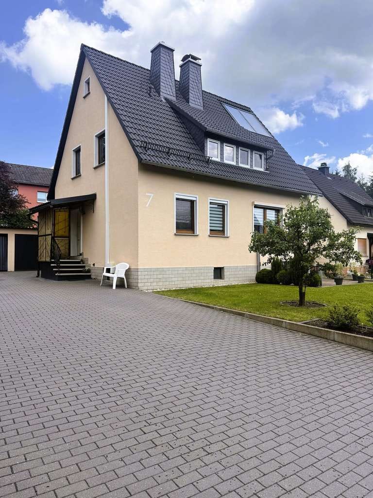 Immobilie in Steinbach am Wald - Kernsaniertes Wohlfühlhaus in ruhiger Naturlage – sofort einziehen und Zuhause genießen - Bild 0