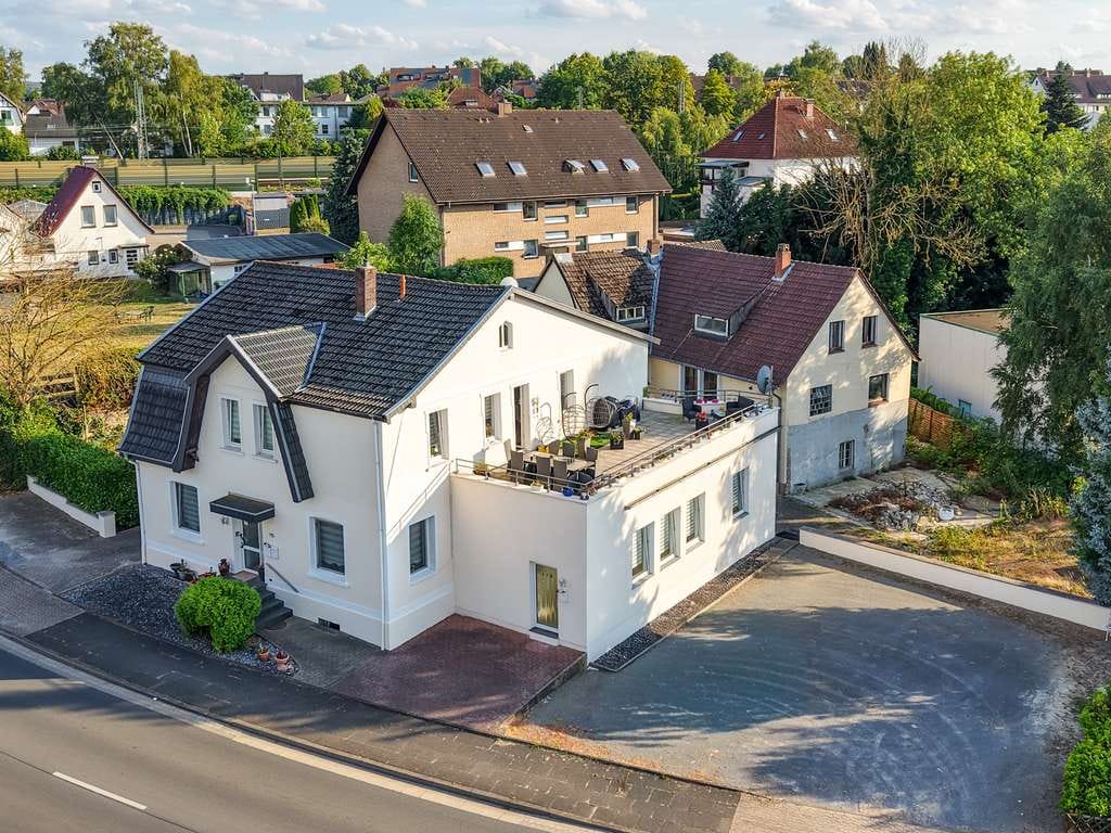 Immobilie in Löhne - Wohnen, Vermieten & Entwickeln – Zweifamilienhaus mit Apartment und zusätzlichem Bestandsgebäude - Bild 0