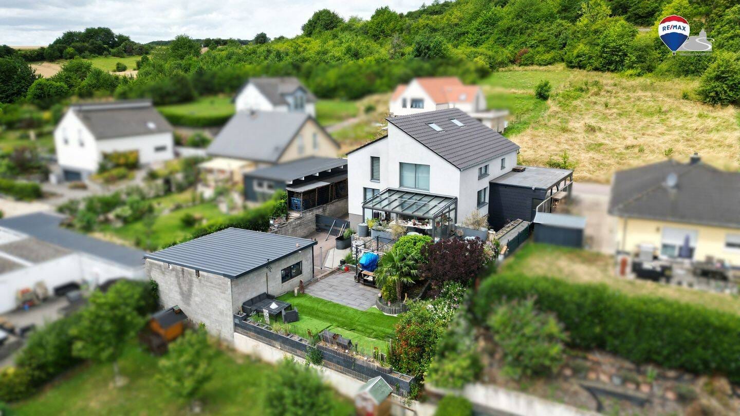 Immobilie in Kirf - Einziehen & wohlfühlen - modernes Zweifamilienhaus mit ELW & Wintergarten - Bild 1