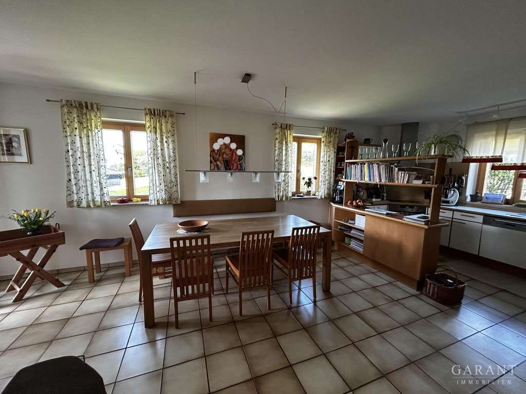 Immobilie in Salzweg - Schönes Einfamilienhaus mit großer Einliegerwohnung und Traumgarten in leichter Hanglage - Bild 2
